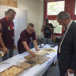 Sozialminister Alois Stöger am Infostand der Holzwerkstatt